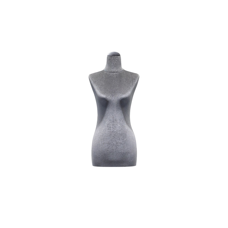 Un maniquí femenino de mitad de cuerpo sin cabeza ni brazos.
