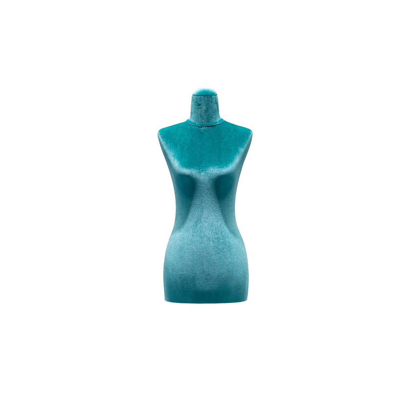 Un maniquí femenino de mitad de cuerpo sin cabeza ni brazos.